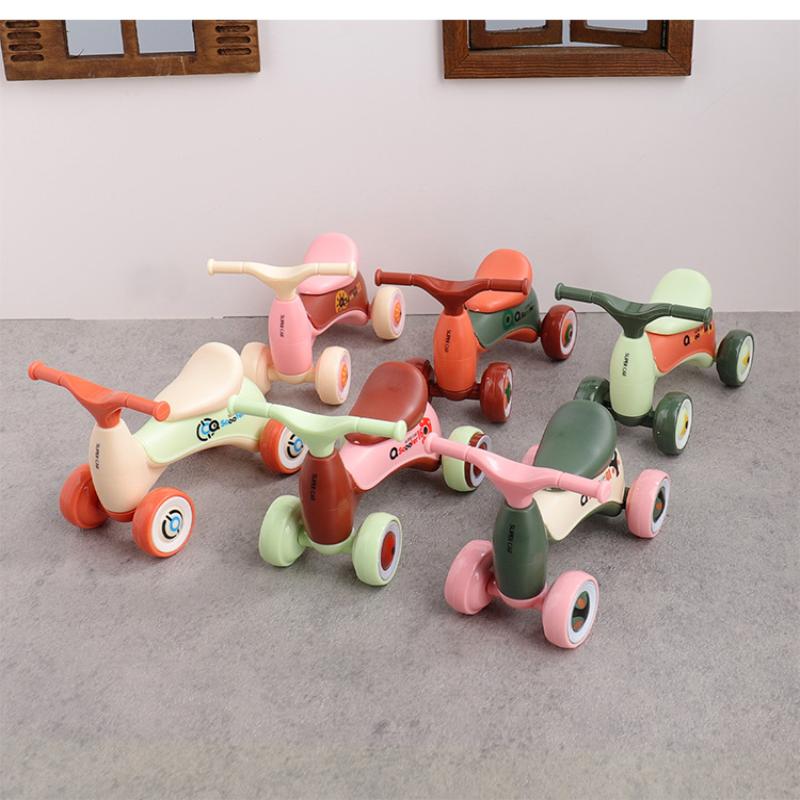 Kids Toys Scooter - 1 pièce aléatoire, mini voiture d'équilibre